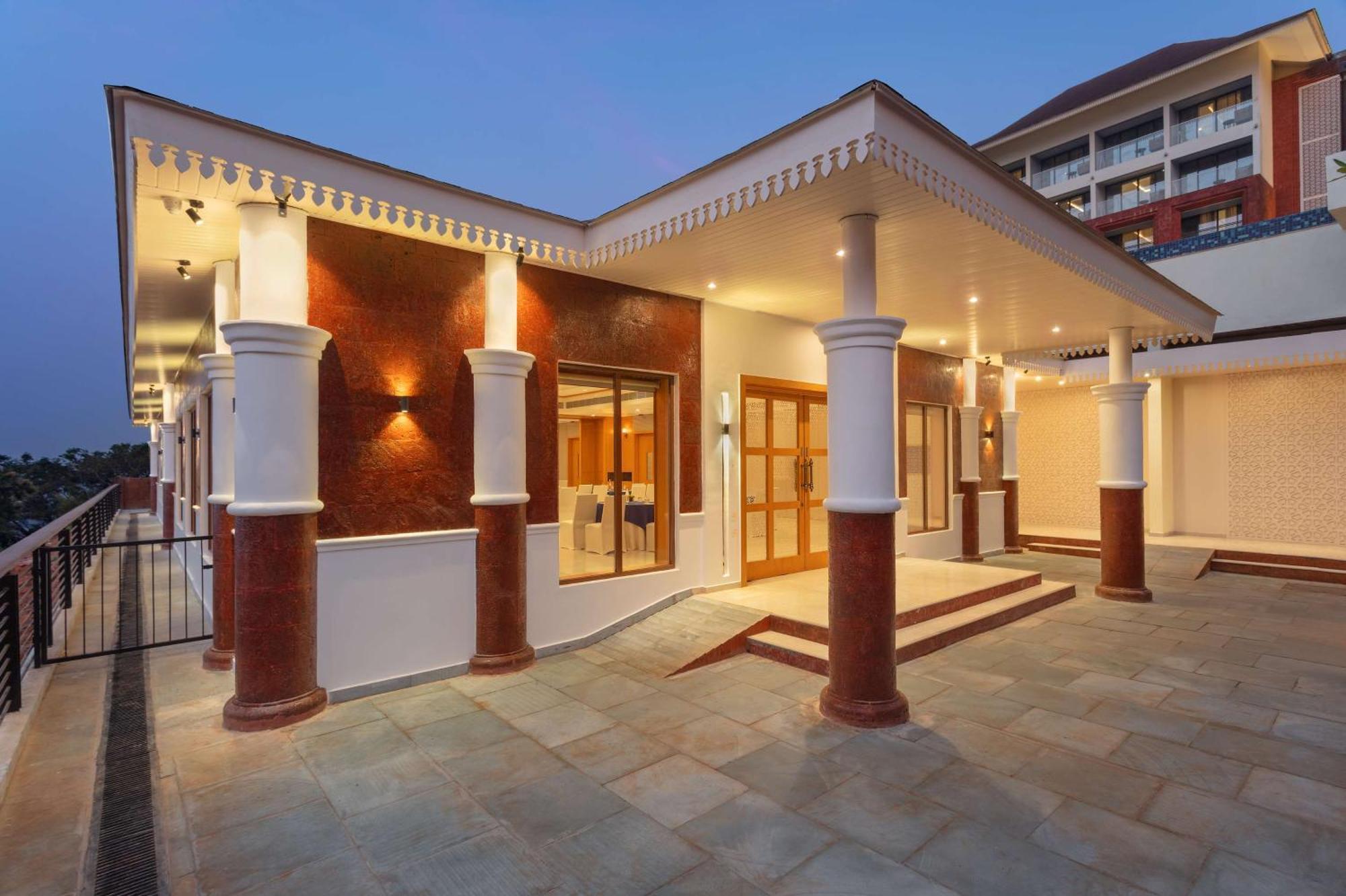 Doubletree By Hilton Goa - Panaji Hotell Eksteriør bilde