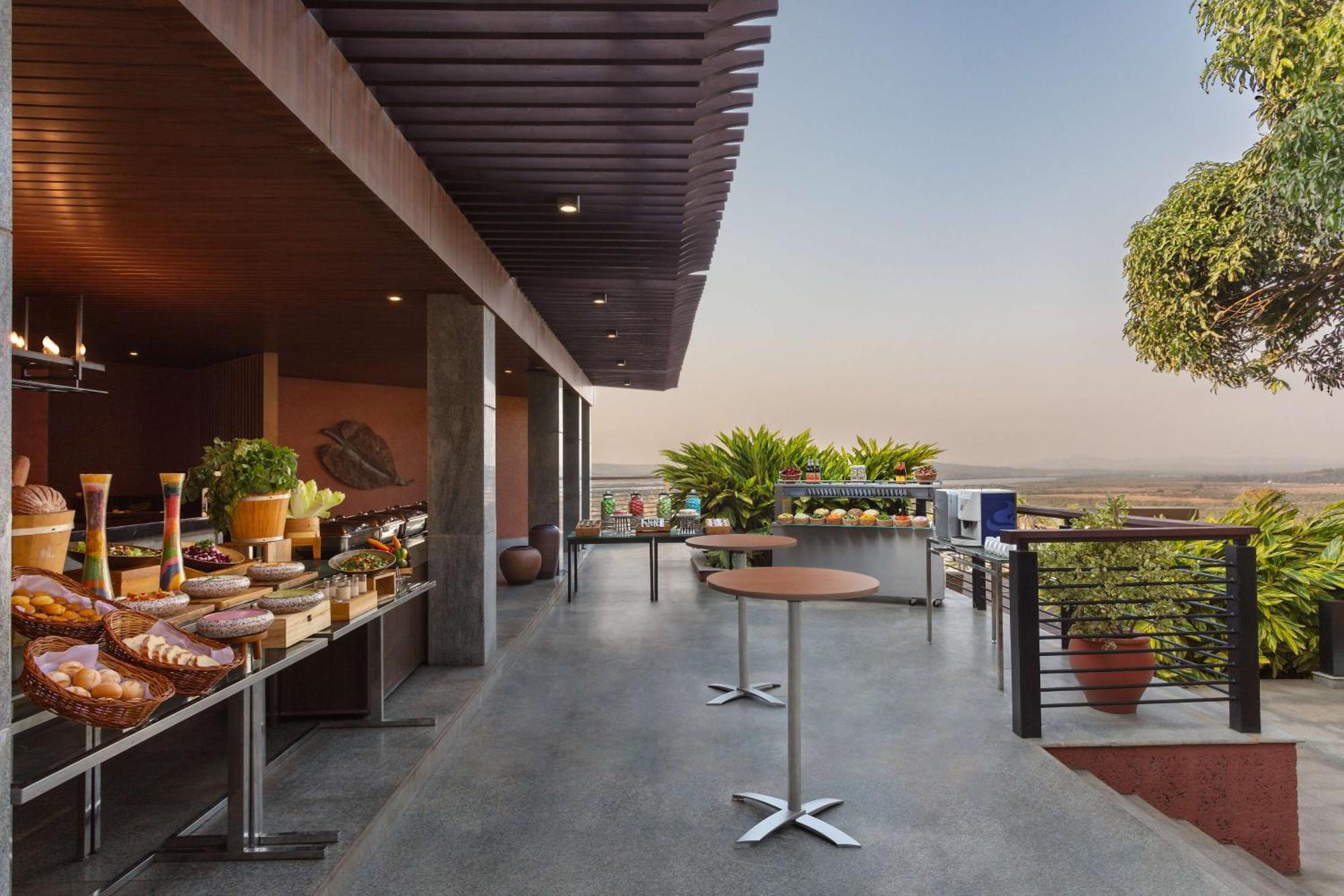 Doubletree By Hilton Goa - Panaji Hotell Eksteriør bilde