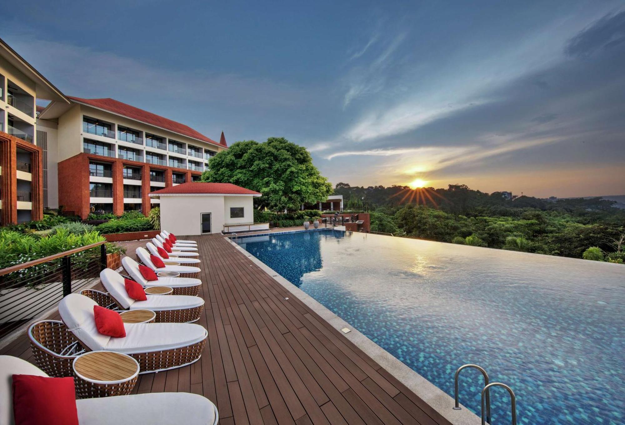 Doubletree By Hilton Goa - Panaji Hotell Eksteriør bilde