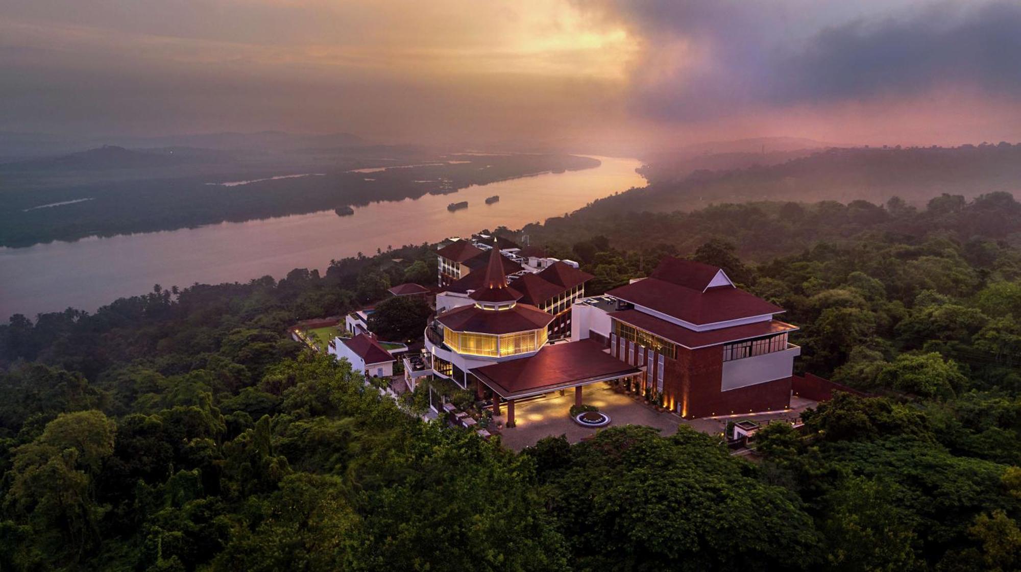 Doubletree By Hilton Goa - Panaji Hotell Eksteriør bilde
