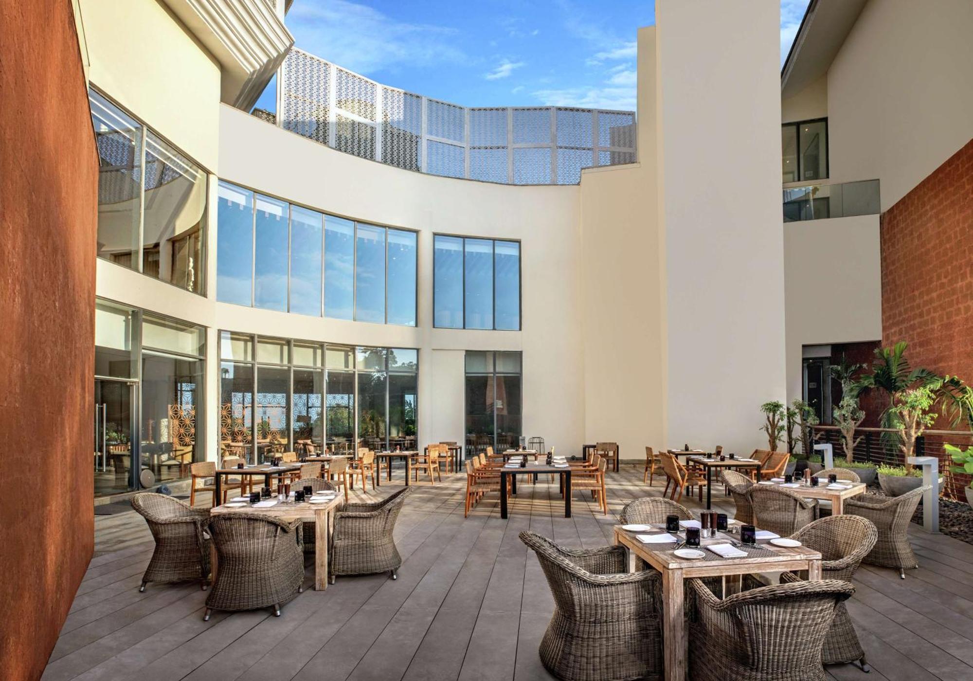 Doubletree By Hilton Goa - Panaji Hotell Eksteriør bilde